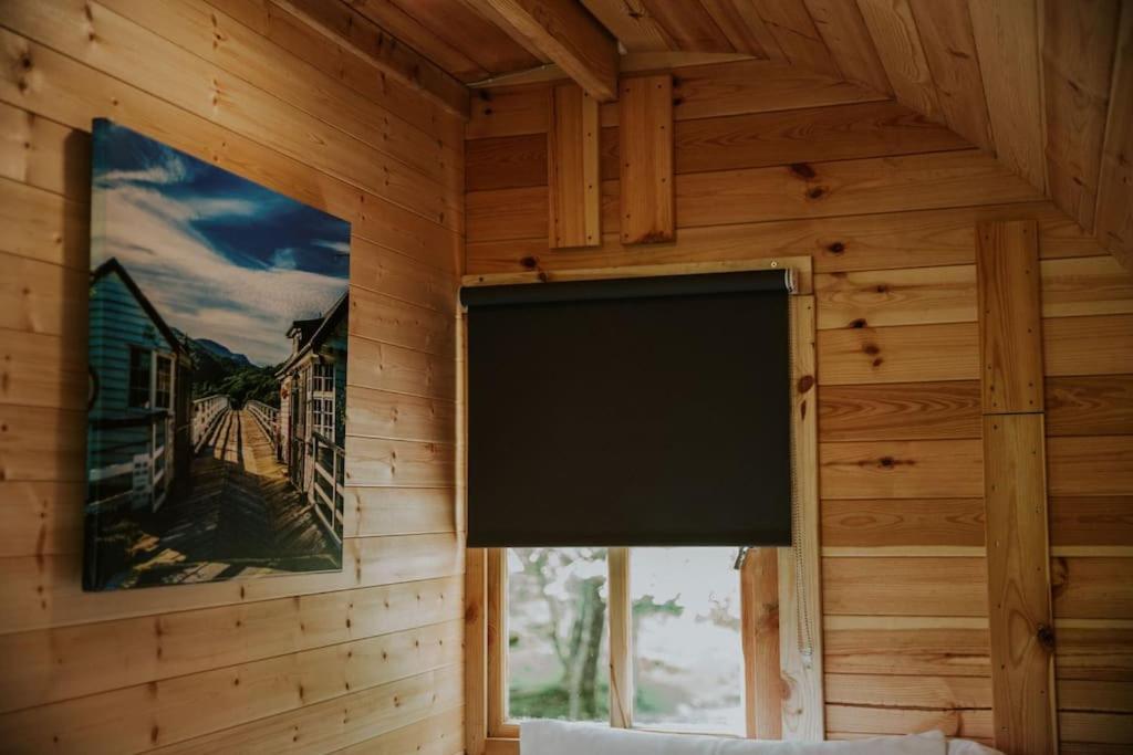 Ash Winter Retreat- Hot Tub & Log Bruner Barmouth Exterior photo